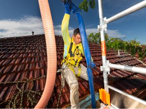 Filling-insulation-from-above-canberra